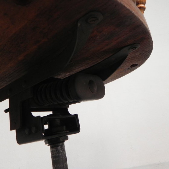 Image 1 of Silla de oficina de roble con sistema de muelles y altura regulable, década de 1930.