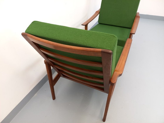 Image 1 of Een paar vintage Scandinavische fauteuils van teakhout met groene stof uit de jaren 60.