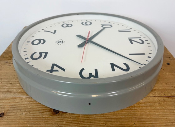 Grande horloge murale industrielle grise de TN, années 1960 – Pendules, Verre, Fer (photo 11 of 15)