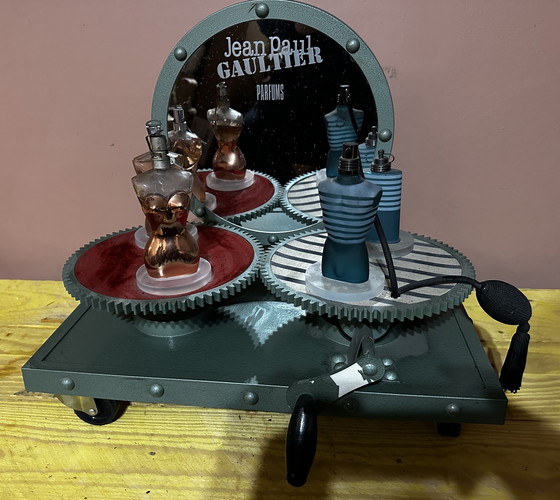 Image 1 of Zeldzame mechanische displaystandaard van Jean Paul Gaultier Parfums – Le Male Classique