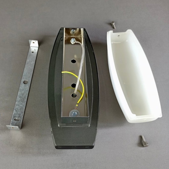 Image 1 of Veca attributable 1970s zeldzaam opaline glas en kristallen paar wandlampen.