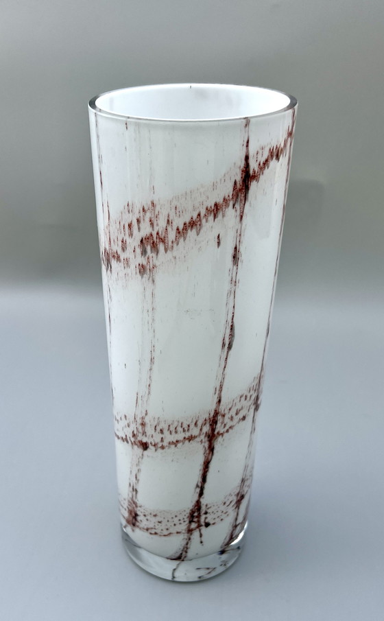 Image 1 of Große Studioglas-Vase – weiß mit rotbrauner Faden-Schmelztechnik