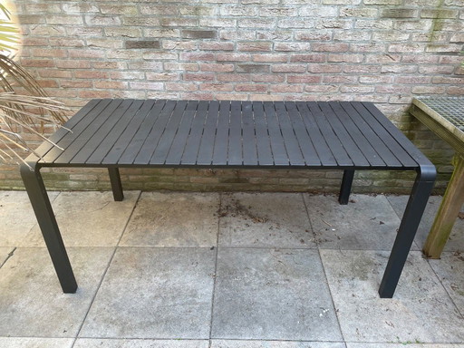 Schwarzer Gartentisch Zuiver