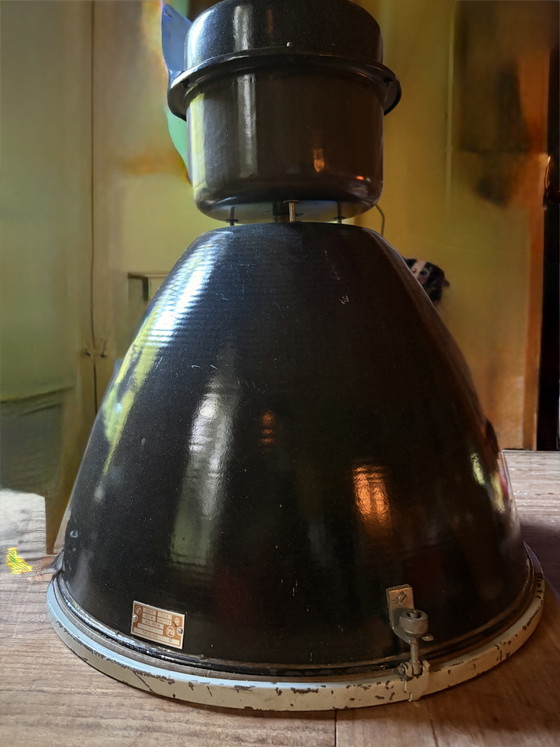 Image 1 of Lampada industriale vintage da fabbrica / lampada a sospensione Elektrosvit Typ 25 400 – completa di vetro