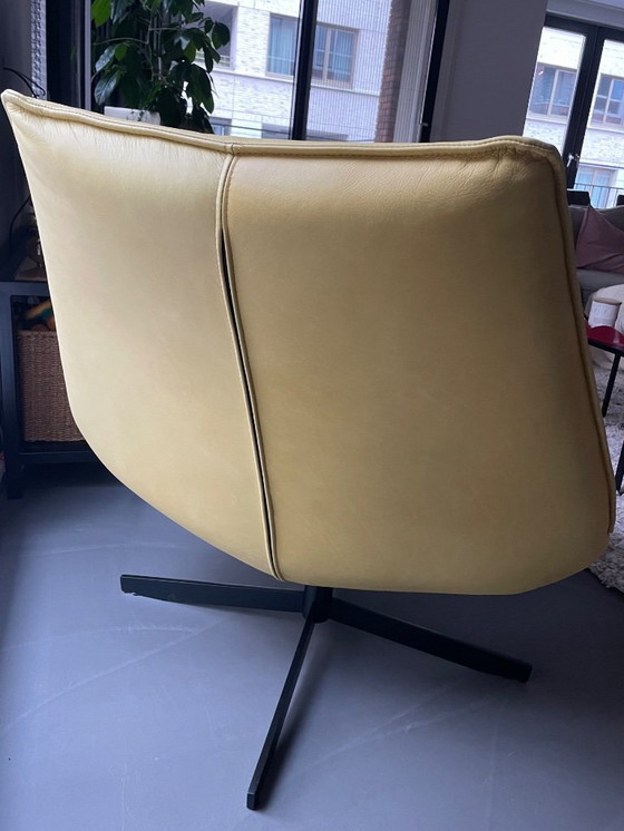 Image 1 of 2 sillones giratorios Lederland de cuero amarillo