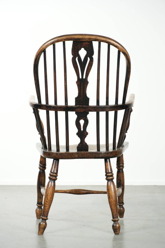 Image 1 of Elegante silla Windsor inglesa antigua de respaldo alto de principios del siglo XIX.