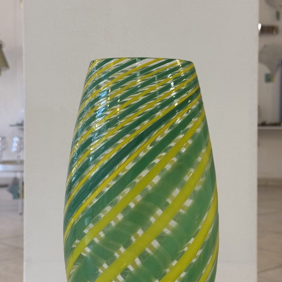 Murano glazen vaas 38 cm, vintage design met groene en gele banden, Venini-stijl – Decoratieve objecten (photo 2 of 6)