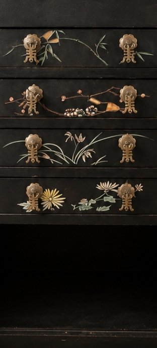 Image 1 of Mueble bar/dormitorio nupcial chino antiguo – Lacado en negro con relieve de nácar y esteatita.
