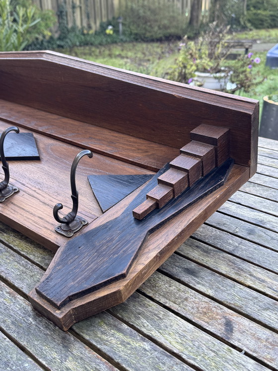 Image 1 of Porte-manteau de l'école d'Amsterdam | vers 1920 | Chêne massif | Une pièce qui attire tous les regards