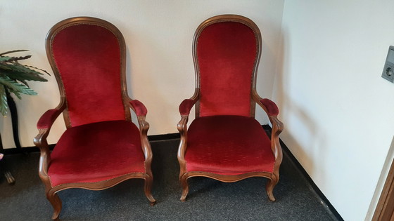 Image 1 of Set di 2 poltrone relax in velluto rosso Louis Philippe Voltaire con struttura in legno di noce.
