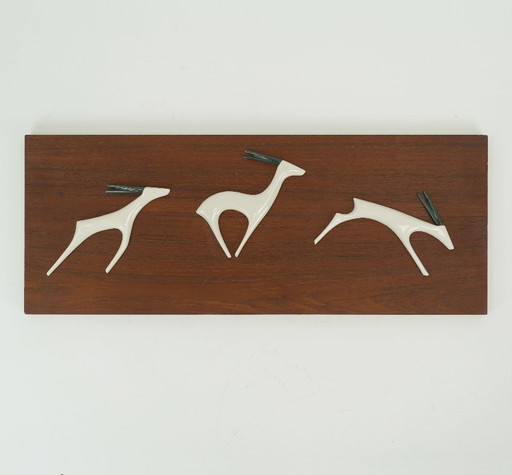 Teak-Wandpaneel im Mid-Century-Modern-Stil mit Porzellan-Antilopen von Sgrafo, modernes Design der 1960er Jahre, Peter