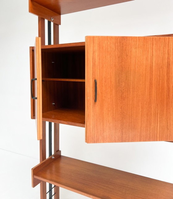 Image 1 of Singular librería independiente de teca, Italia, años 60