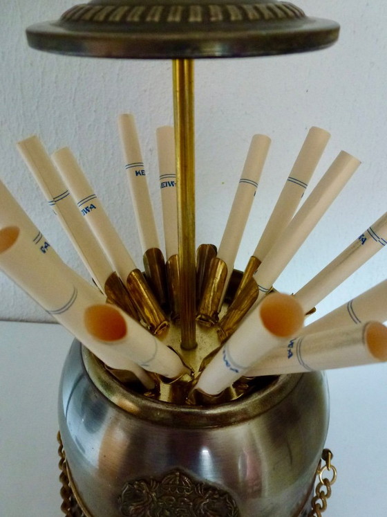 Dispensador de cigarrillos antiguo con forma de casco y caja de música. – Objetos decorativos, Metal, Brass (photo 4 of 8)