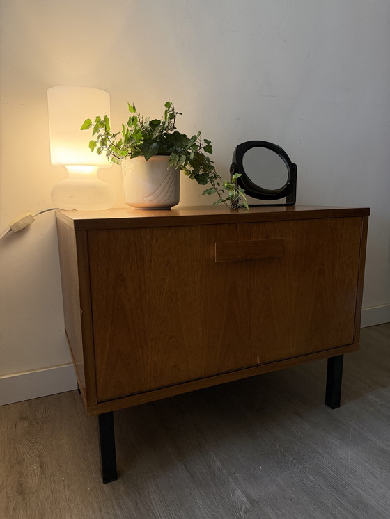 Image 1 of Mobiletto a ribalta su gambe di metà secolo