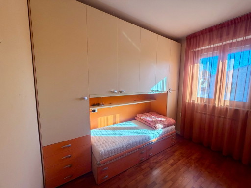 Molteni Brücken-Kinderzimmer creme und orange