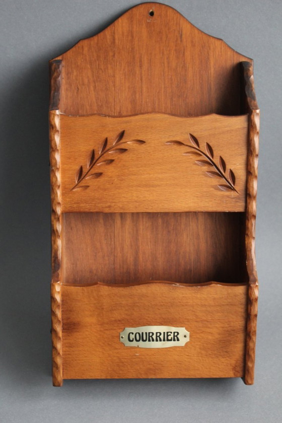 Image 1 of Altes französisches Briefregal aus Holz mit dekorativer Schnitzerei 2 Ablagen