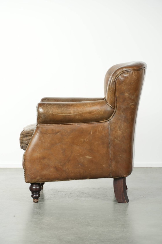 Image 1 of Stoere rundleren fauteuil in een mooi subtiel formaat met een prachtig patina