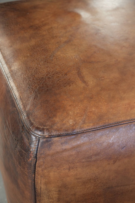 Einzigartiger und großer Design-Hocker/Fußhocker aus Schafsleder mit einer sehr schönen Patina und (photo 7 of 11)