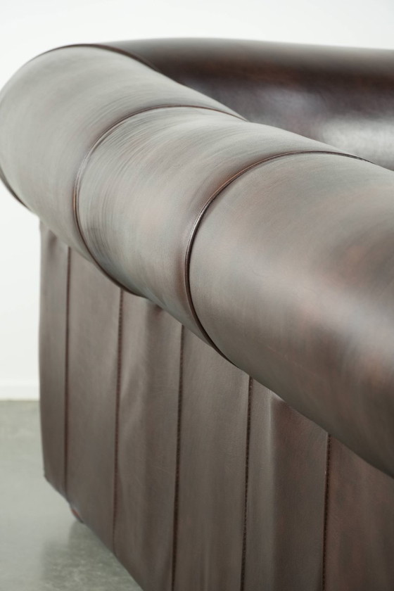Lussuoso divano Chesterfield in morbida pelle bovina marrone, dal look inglese senza tempo. – Divani 2 posti (photo 16 of 16)