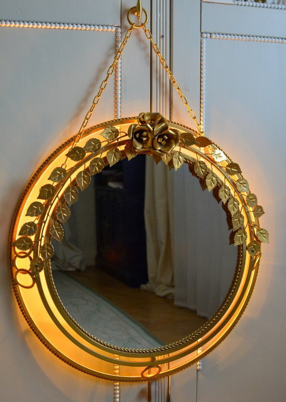 Image 1 of Vintage Hollywood Regency vergulde metalen rozenspiegel – sierlijke gouden decoratie