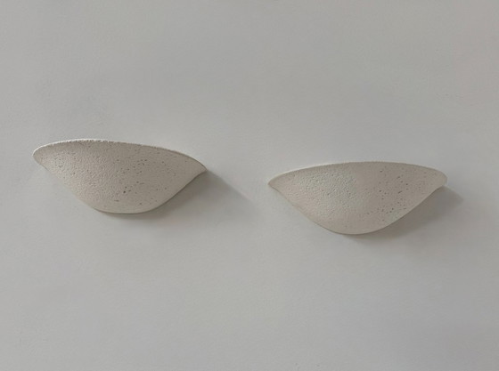 Image 1 of Een paar vintage wandlampen, mat wit stucwerk met een steenachtige afwerking, Frankrijk, 1970.