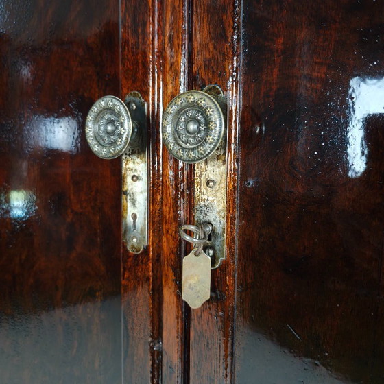 Englischer Vitrinenschrank aus dem späten 19. Jahrhundert mit Glastüren und Schubladen. – Wood (photo 2 of 15)