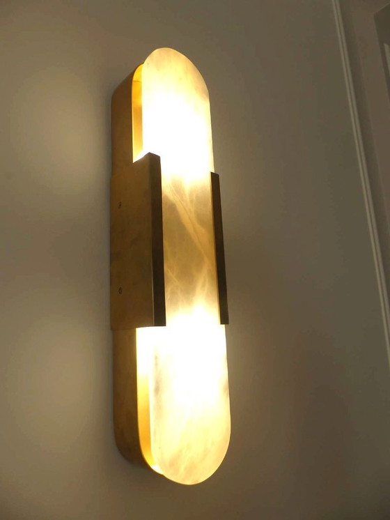 Image 1 of Set aus 2 Wandleuchten „Elongated Melange“ aus Messing und Naturalabaster von VISUAL COMFORT, entworfen von Kelly Wearstler