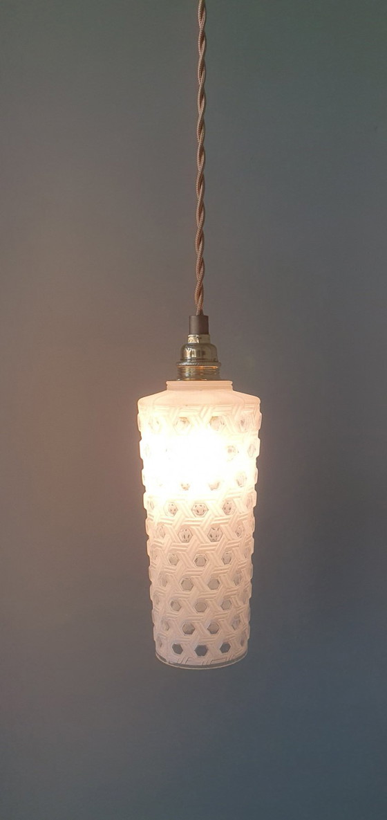 Image 1 of Suspension vintage milieu du siècle, forme conique, verre pressé dépoli à motifs
