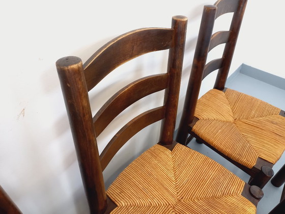 Image 1 of Set van 6 vintage brutalistische stoelen van Georges Robert, gemaakt van hout en stro, uit de jaren 50 en 60.