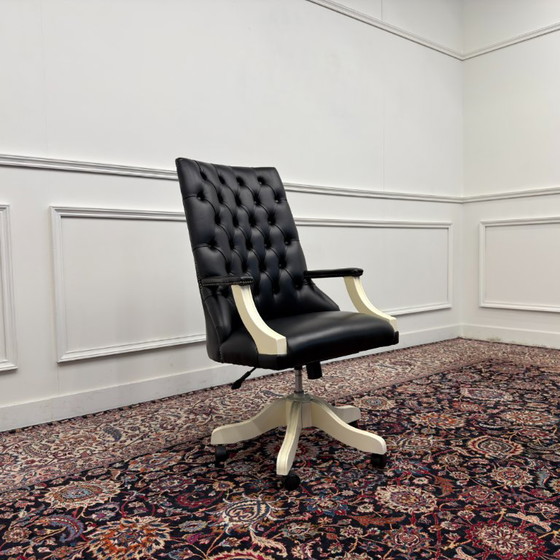 Großer Klassischer Englischer Weißer Chesterfield Bürostuhl – Bürostühle, Leder, Holz (photo 7 of 7)
