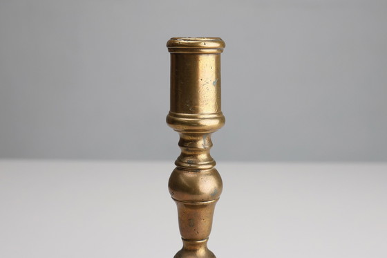 Image 1 of Candelero francés antiguo de cobre de la Alta Época, principios del siglo XVII