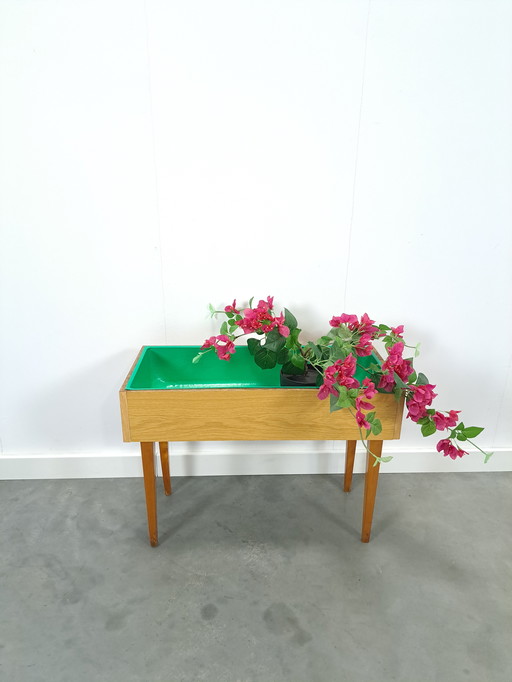 Formica Pflanzgefäß mit Holzfüßen