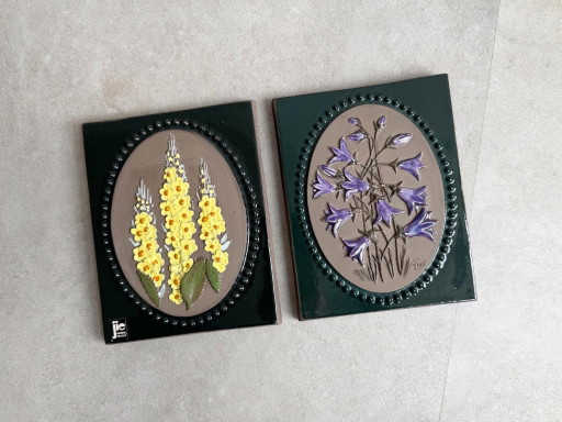 2 piastrelle in ceramica Jie Gantofta con fiori, provenienti dalla Svezia – wanddecoratie