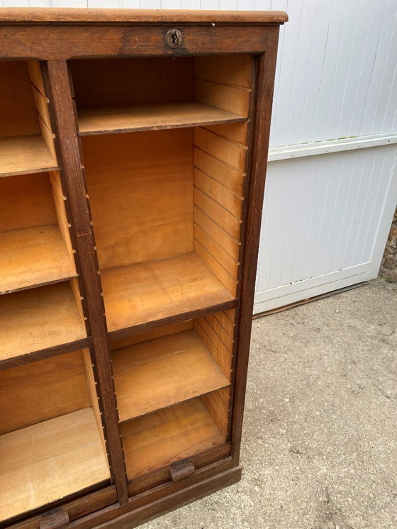 Image 1 of Eikenhouten archiefkast met drie kolommen en gordijn uit de jaren 50