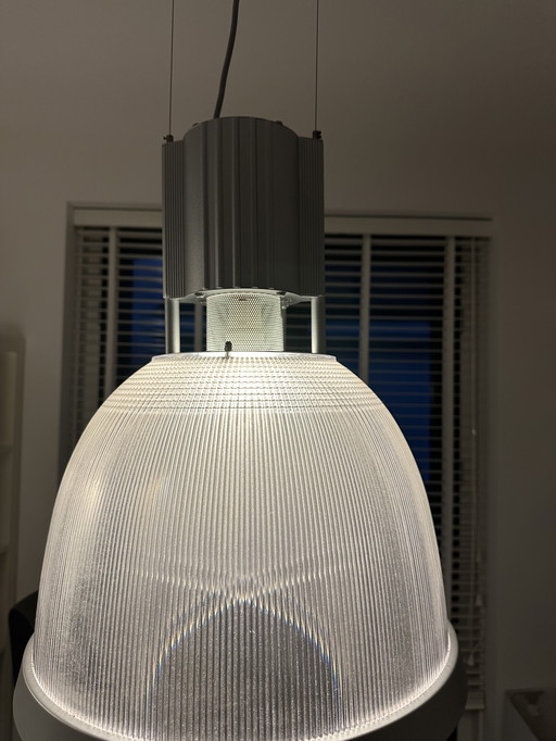 Twee mooie industriële lampen.