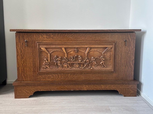 Cassapanca unica in quercia intagliata