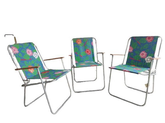 Image 1 of 3 vintage klapstoelen uit de jaren 70, met bloemenstof en houten armleuningen.
