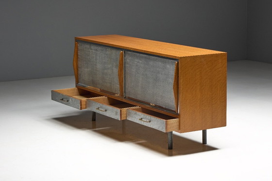 Image 1 of Credenza Mid-Century Modern con facciata in metallo martellato, Francia, anni '60