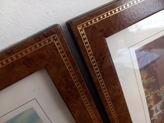 Image 1 of Coppia di cornici in radica di olmo e filetti decorati con perline – Scene di genere