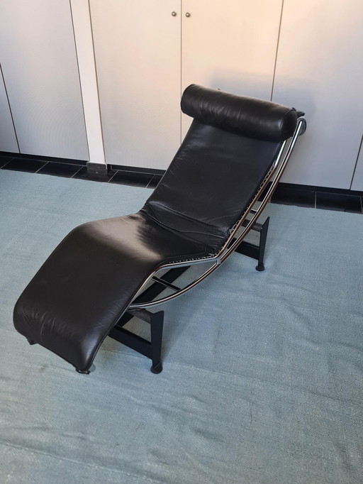 Sur le modèle de Le Corbusier LC4