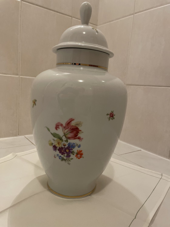 Image 1 of Jarrón alto de porcelana noble con tapa/decoración H 37 cm en blanco de Crown Regent