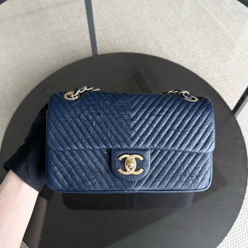 Chanel Seasonal Flap Small - 23CM Surpique CC Herringbone Medallion Flap Chevron Donkerblauw Goudkleurige hardware Serie 21