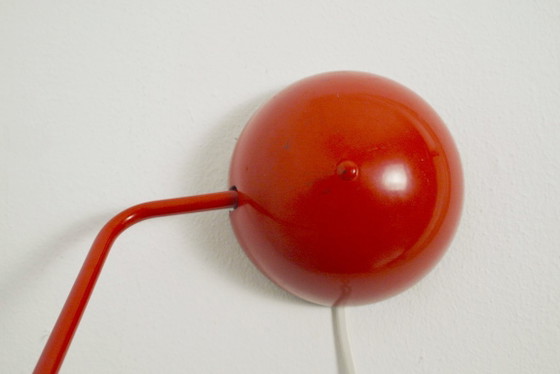 Image 1 of Vintage Italiaanse wandlamp, rode metalen wandlamp, mid-century modern, space age leeslamp