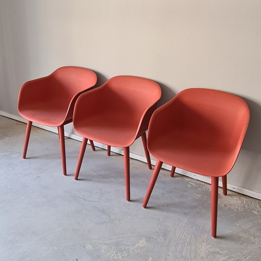 Muuto Fiber Armchair Wooden Base Dusty Red – eetkamerstoelen