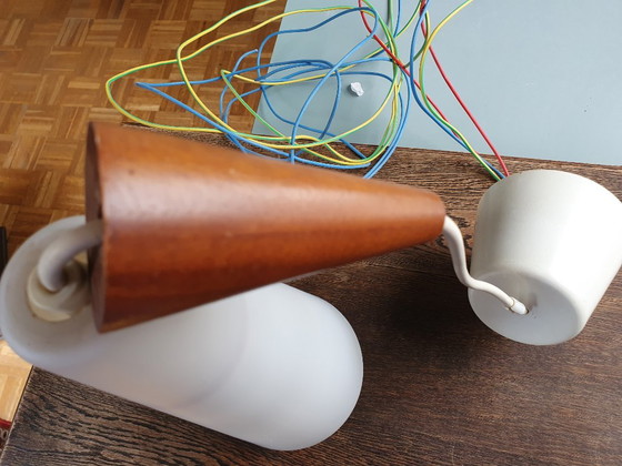 Wunderschöne Pendelleuchte im Mid-Century-Modern-Stil – Teakholz & Opalglas – 1960er Jahre – Pendelleuchten (photo 3 of 5)