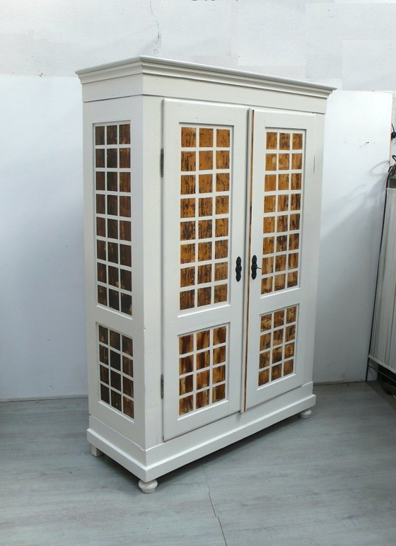 Image 1 of Armadio da ingresso, mobile a cuneo, 2 ante, bianco + legno naturale shabby, pezzo unico