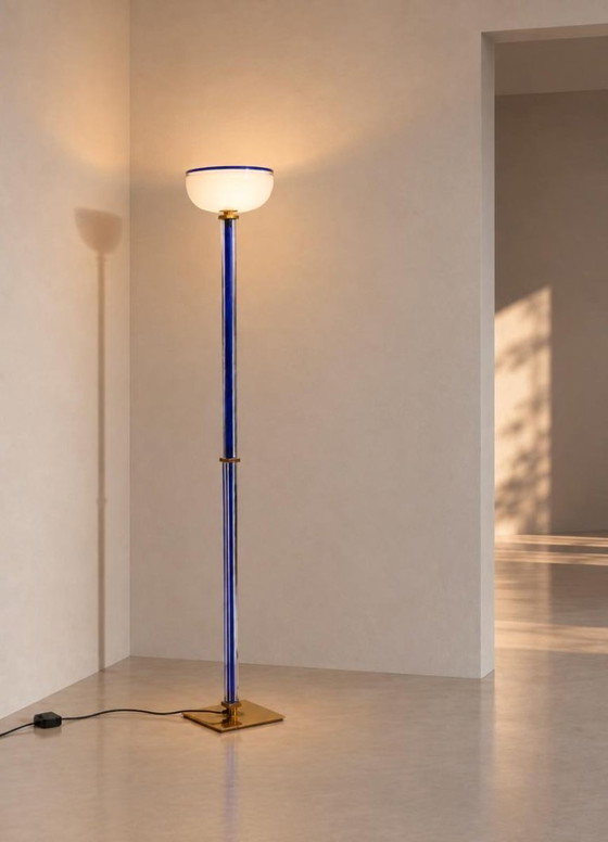 Lampadaire Venini “Tolboi”, verre Murano lattimo et bleu cobalt, signé, Doré (photo 2 sur 6)