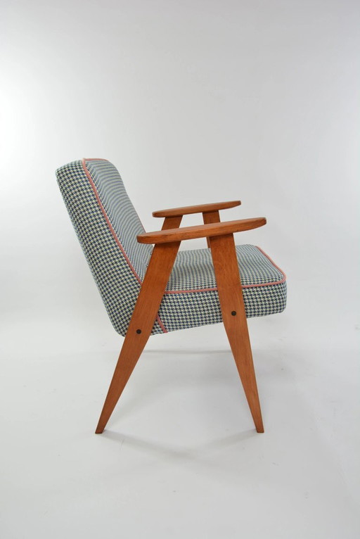 366 Blauwe fauteuil met pied-de-poulepatroon