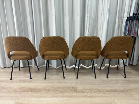 Image 1 of Juego de 4 Sillas Knoll Saarinen | Bouclé Amarillo Ocre | Recién tapizadas