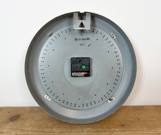 Orologio da parete industriale beige di fabbrica Siemens Austria, anni '60 – Vetro, Ferro (photo 16 of 17)